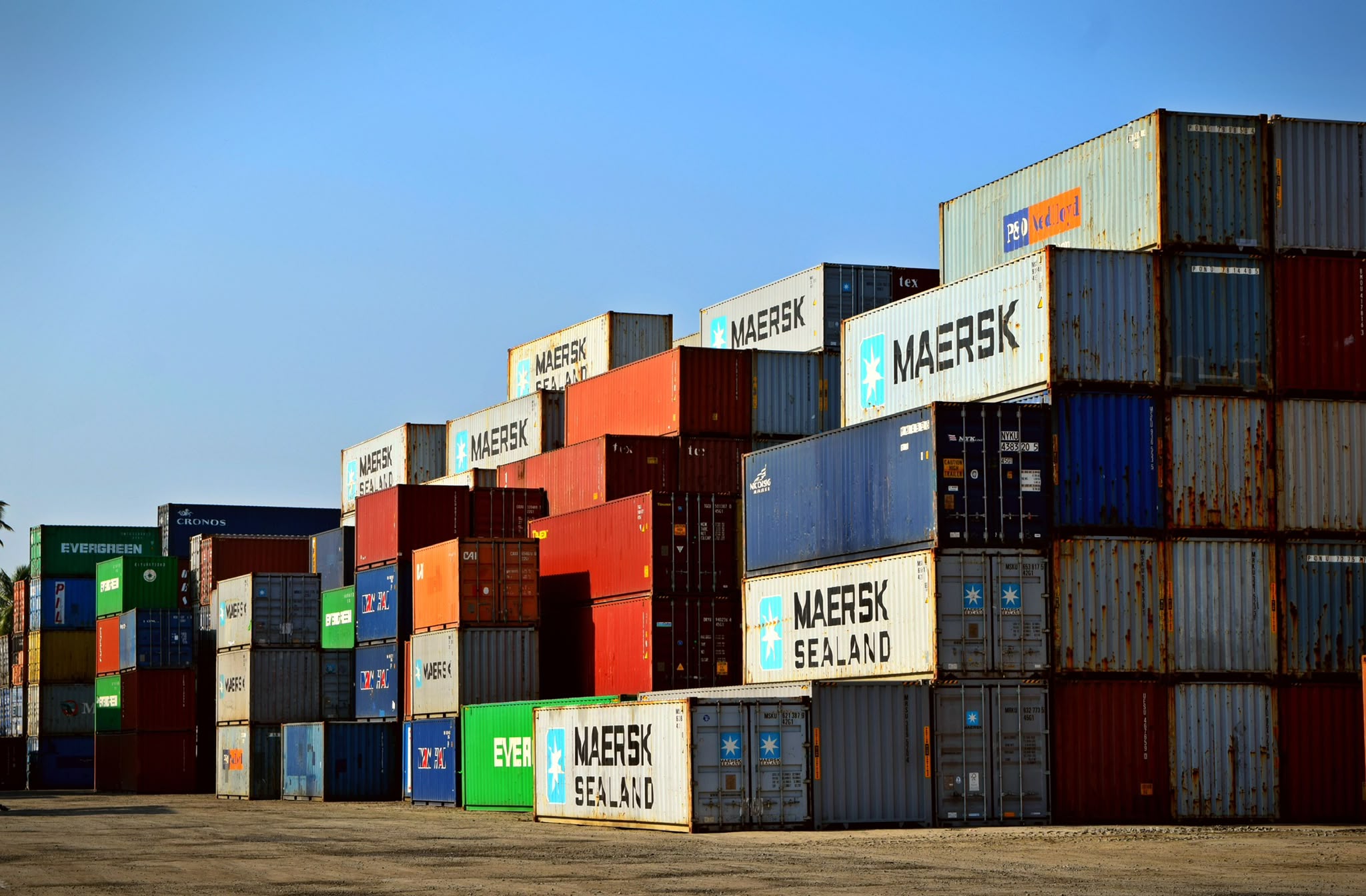 Letter of Credit vs T/T: Structuring Payment for First-Time Imports
